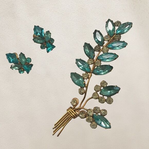 Czech Aqua & White Glass Floral Spray Gold Tone Brooch Screw-Back Earring Set - Picture 1 of 12